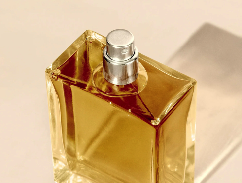 Perfume in Minimalism: Owning Less, Smelling Better